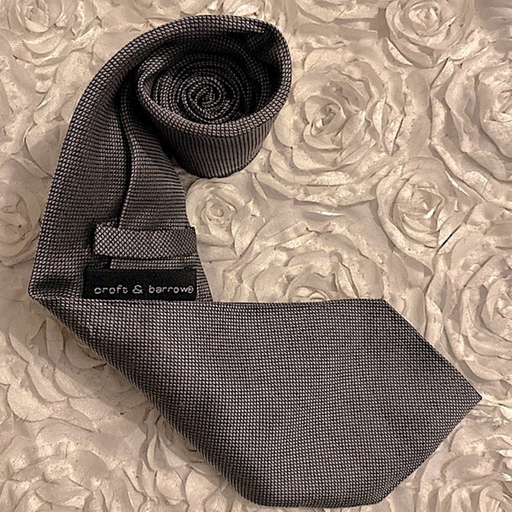 New Croft and Barrow mens silk silver gray tie